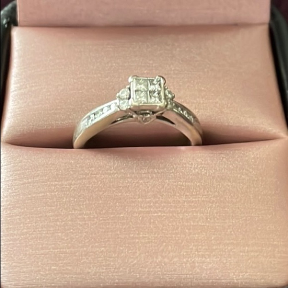Engagement ring - Picture 2 of 3